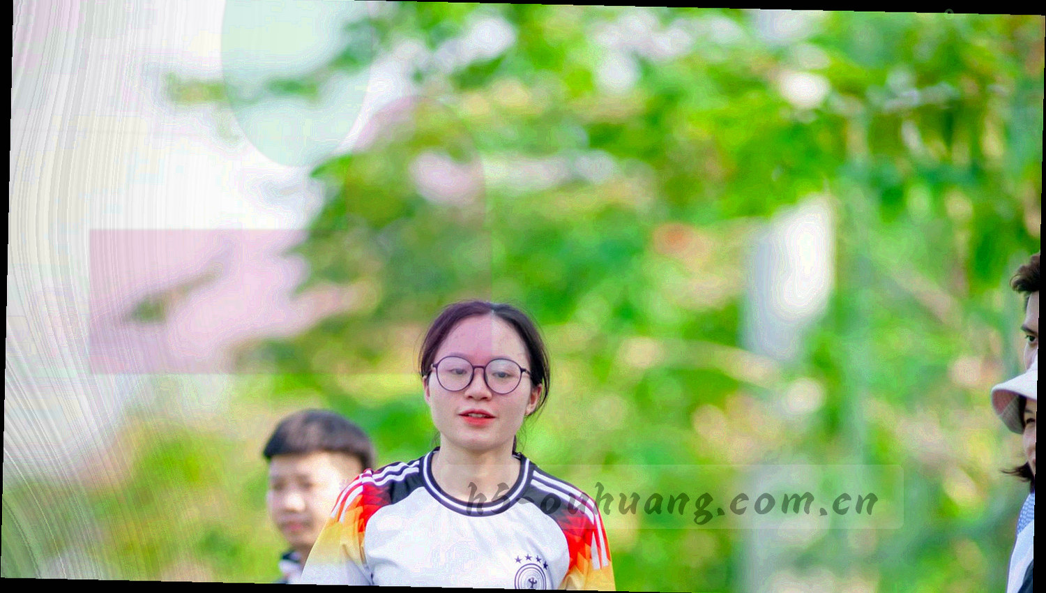 黑金金属质感的四枚会员等级徽章悬浮在数据流背景上